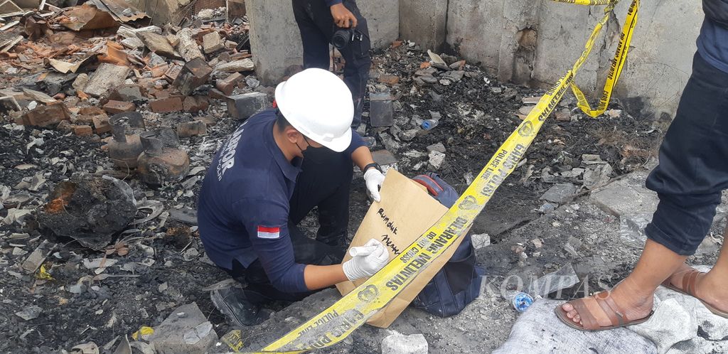 Tim Pusat Laboratorium Forensik Kepolisian Negara Republik Indonesia mengumpulkan barang bukti kebakaran di Jalan Cikini Kramat, Kelurahan Pegangsaan, Kecamatan Menteng, Jakarta Pusat, Kamis (29/9/2022).