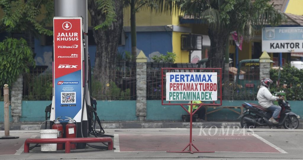 Jalur khusus untuk pengisian BBM nonsubsidi di salah satu stasiun pengisian bahan bakar untuk umum (SPBU) Pertamina di kawasan Penjaringan, Jakarta Utara, Minggu (13/2/2022). 