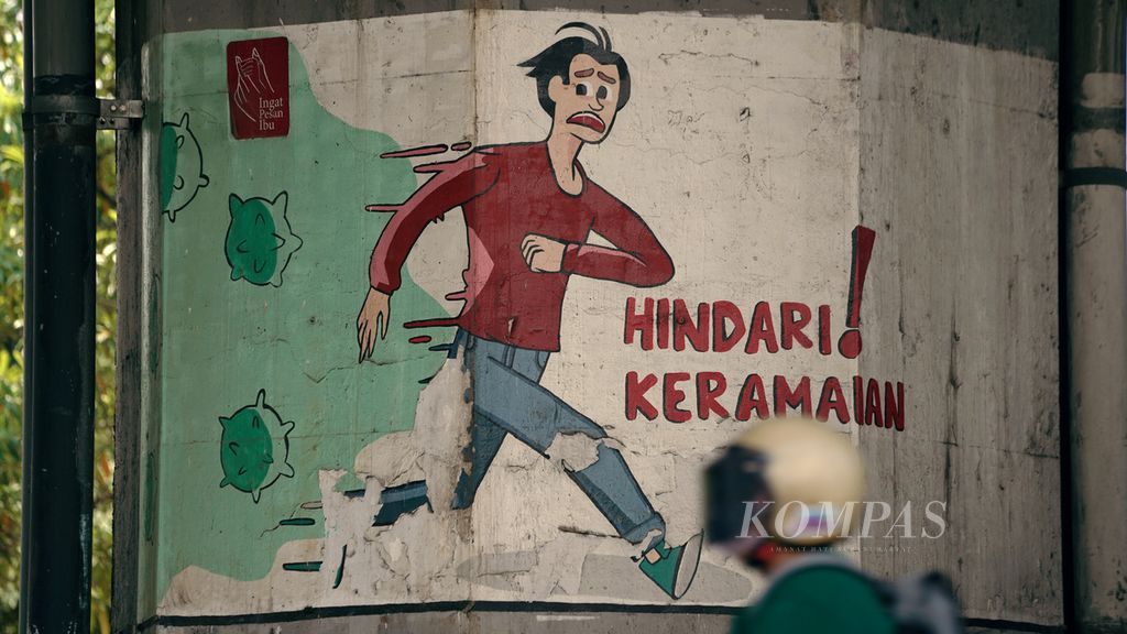 Pengendara melintasi mural protokol kesehatan pencegahan Covid-19 di Jalan DI Panjaitan, Jakarta Timur, Senin (3/10/2022). Presiden Joko Widodo menuturkan pandemi sudah mulai mereda dan memberi sinyal bahwa pemerintah akan segera mengumumkan pandemi Covid-19 berakhir. 