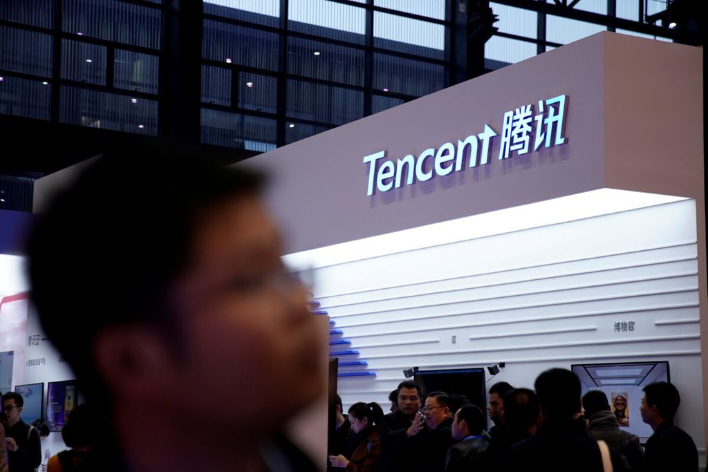 Logo Tencent Holdings terlihat dalam Konferensi Internet Global di Wuzhen, Zhejiang, China, akhir tahun 2017.