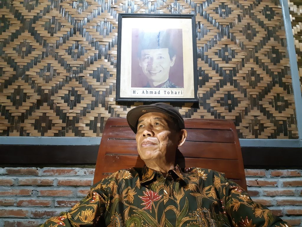 Penulis novel <i>Ronggeng Dukuh Paruk,</i> Ahmad Tohari, di Umah Sastra Ahmad Tohari, di Agro Karang Panginyongan, Cilongok, Banyumas, Jawa Tengah, Sabtu (25/1/2020).