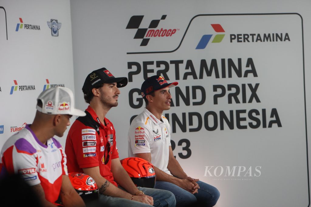 Pebalap tim Prima Pramac Racing, Jorge Martin, Francesco Bagnaia (Ducati Lenovo), dan Marc Marquez dari tim Repsol Honda (dari kiri ke kanan) menjawab pertanyaan wartawan saat sesi tanya jawab jelang balapan MotoGP seri Indonesia di Sirkuit Internasional Pertamina Mandalika, Lombok Tengah, NTB, Kamis (12/10/2023). Marquez dipastikan hengkang dari tim Repsol Honda dan pindah ke Gresini Racing mulai musim depan.