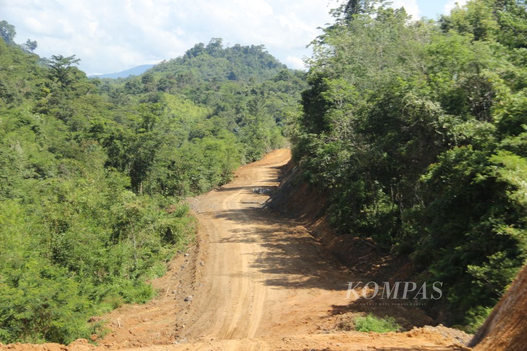 Salah satu lokasi jalan paralel perbatasan di Desa Suruh Tembawang, Kecamatan Entikong, Kabupaten Sanggau, Kalimantan Barat, Jumat (15/7/2022). Manfaat jalan paralel tersebut sudah dirasakan oleh masyarakat perbatasan Indonesia-Malaysia.