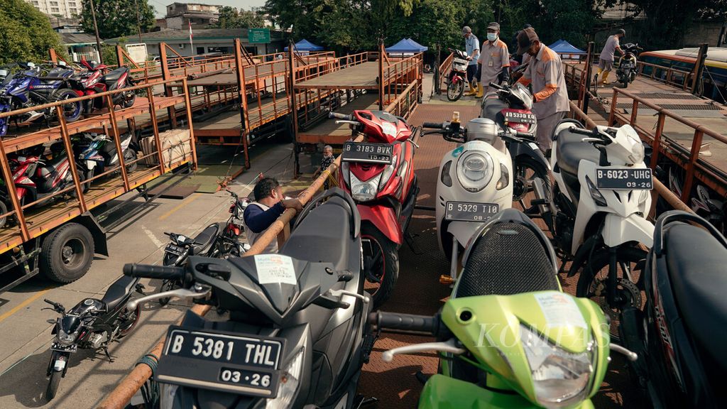 Petugas menata sepeda motor yang akan diangkut dengan truk secara gratis di Terminal Pulogadung, Jakarta Timur, Selasa (26/4/2022). 