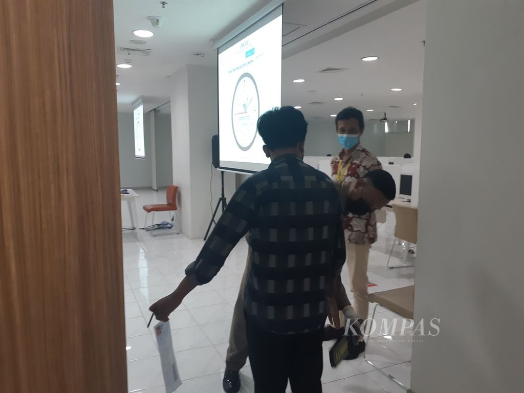 Salah satu peserta UTBK tahun 2022 di Gedung IMERI, Fakultas Kedokteran UI, di Salemba, Jakarta Pusat, Rabu (18/5/2022), menjalani pemeriksaan dengan <i>metal detector</i> sebelum masuk ruang ujian. 