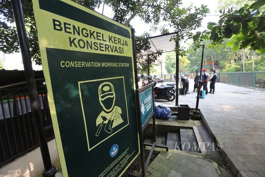  Petugas Balai Konservasi Borobudur bersiap mencampurkan air dengan minyak atsiri di tempat kerja yang mereka juluki Bunker. 