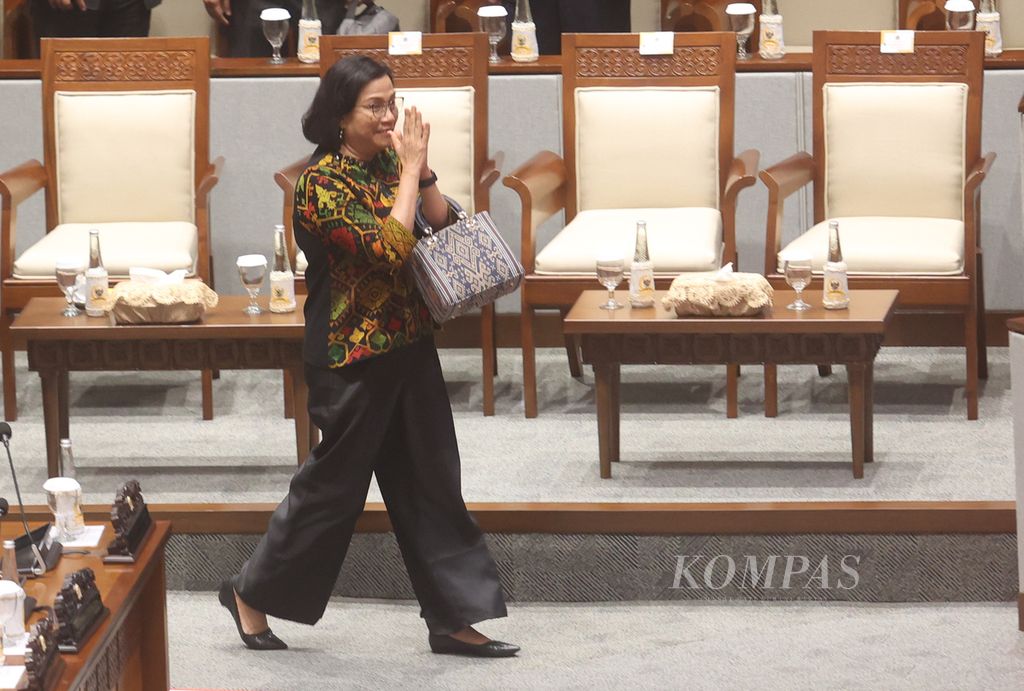 Menteri Keuangan Sri Mulyani meninggakan ruangan seusai mengikuti Rapat Paripurna DPR di Kompleks Parlemen, Senayan, Jakarta, Selasa (28/5/2024). 