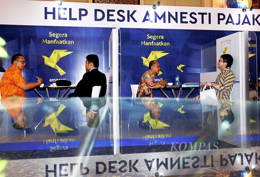Peserta seminar memenuhi counter Help Desk Amnesti Pajak untuk mendapat penjelasan, mengenai Tax Amnesty, sebelum di adakannya acara seminar bertema "Amnesti dan Investasi Properti di Jakarta, Jumat (19/8). Foto diambil tahun 2016, tahun diterapkannya Tax Amnesty.