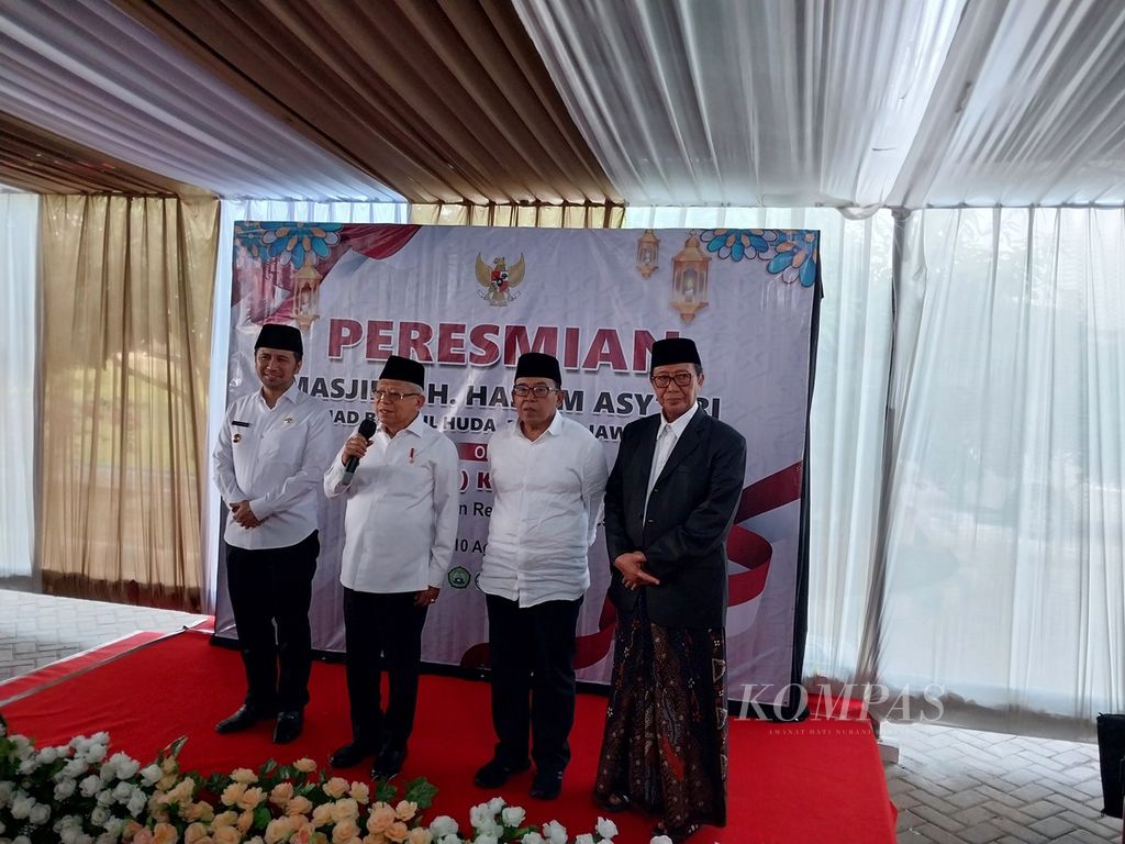 Wakil Presiden Ma’ruf Amin menjawab pertanyaan awak media seusai peresmian Masjid KH Hasyim Asy’ari di Ma’had Bahrul Huda, Tuban, Jawa Timur, Kamis (10/8/2023).