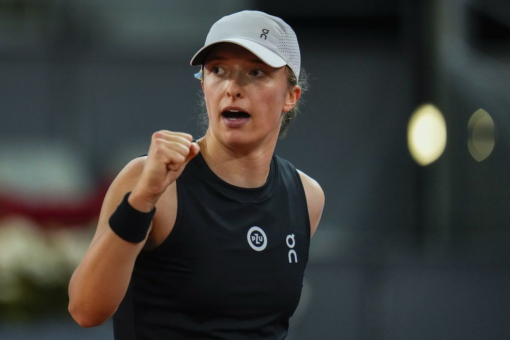 Ekspresi petenis Polandia, Iga Swiatek, setelah meraih poin atas Veronika Kudermetova (Rusia) pada laga semifinal WTA 1000 Madrid di Madrid, Spanyol, Kamis (4/5/2023). Swiatek akan menghadapi Aryna Sabalenka (Belarus) pada laga final, Sabtu (6/5/2023).