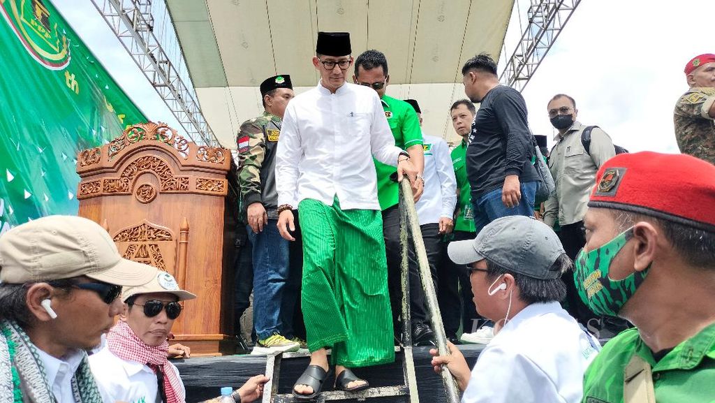 Menteri Pariwisata dan Ekonomi Kreatif yang juga Wakil Ketua Dewan Pembina Gerindra Sandiaga Uno turun dari panggung dalam acara silaturahmi akbar PPP yang digelar di Stadion Kridosono, Yogyakarta, Minggu (8/1/2023).
