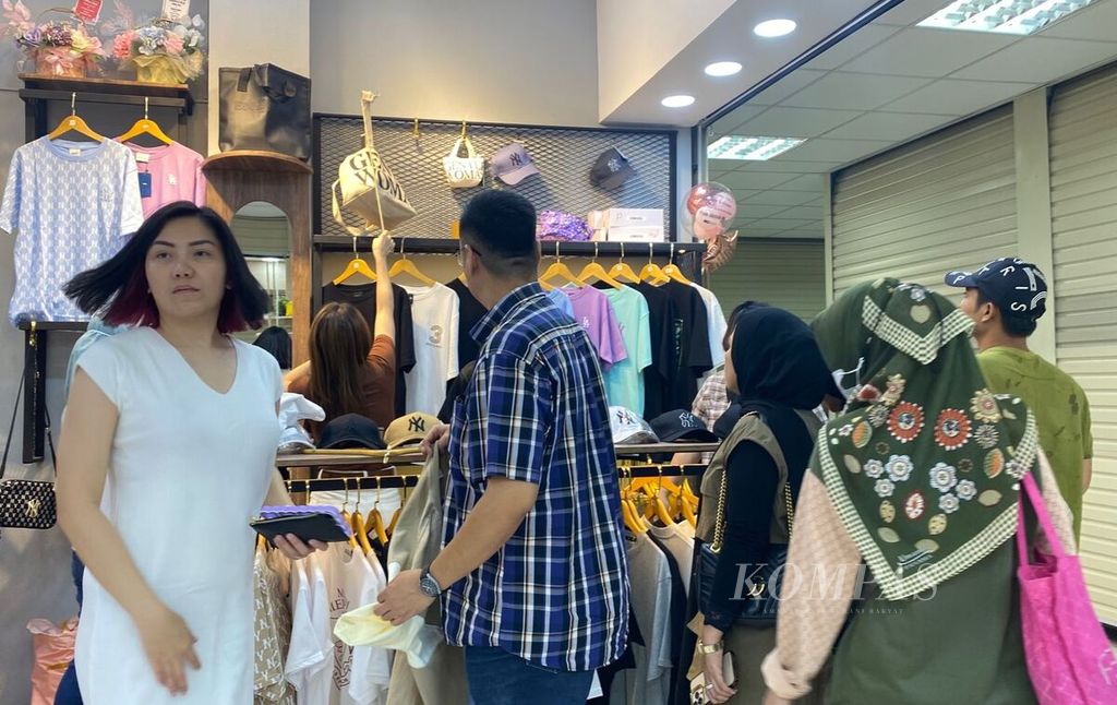 Salah satu toko di Little Bangkok, Pasar Tanah Abang, Jakarta Pusat, yang diserbu pengunjung, Rabu (17/1/2023).