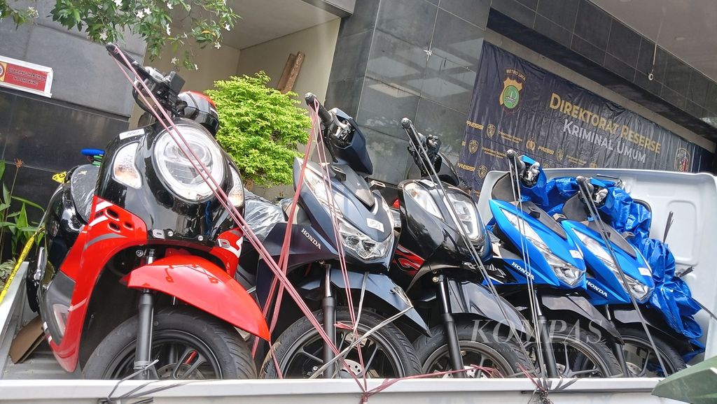 Sejumlah kendaraan roda dua yang dihadirkan dalam rilis pengungkapan kasus pencurian dengan pemberatan kendaraan bermotor atau pengelepan di Markas Polda Metro Jaya, Rabu (10/1/2024). Tercatat ada 214 kendaraan roda dua yang disita.
