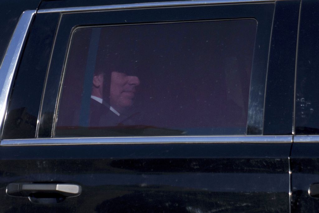 Hunter Biden, putra Presiden AS Joe Biden, naik kendaraan meninggalkan kantor pengadilan federal di Los Angeles, AS, Kamis (11/1/2024). 