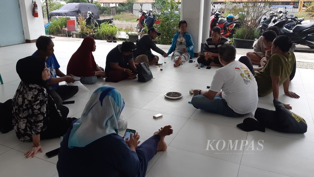 Sejumlah anggota tim pemenangan caleg DPR, Guntoro Gugun Muhammad, saat berdiskusi terkait strategi pemenangan, di beranda Kampung Susun Akuarium, Penjaringan, Jakarta Utara, pada Jumat (1/12/2023) sore. Gugun merupakan salah satu caleg DPR yang minim modal kampanye.