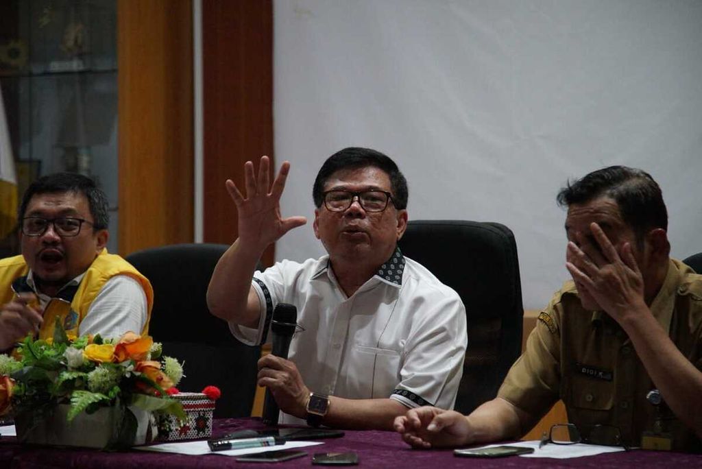 Wakil Ketua Harian Satgas Penanganan Covid-19 Kepulauan Riau Tjetjep Yudiana saat menjelaskan karantina 15 warga Batam yang menjalin kontak dekat dengan seorang warga Singapura yang positif terinfeksi Covid-19, Senin (2/3/2020).
