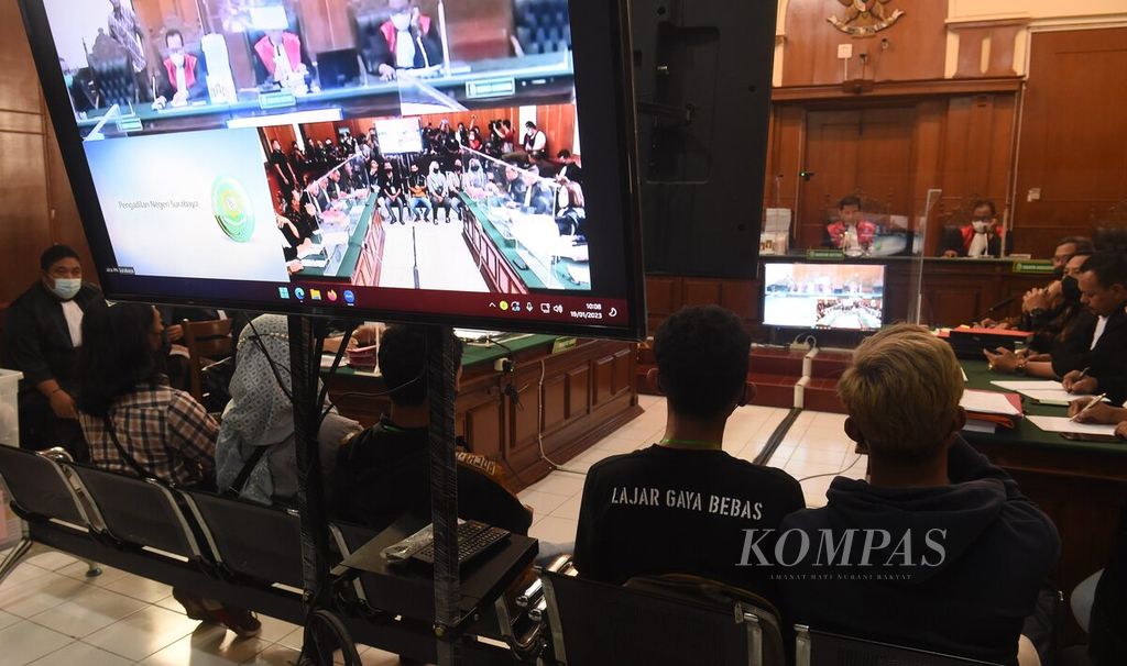 Saksi saat sidang yang hadirkan terdakwa Ketua Panpel Arema FC Abdul Haris (kiri) dan <i>security officer</i> Suko Sutrisno pada Sidang Lanjutan Kasus Tragedi Kanjuruhan di Pengadilan Negeri (PN) Surabaya, Jawa Timur, Kamis (19/1/2023). Sidang yang digelar secara luring dengan agenda mendengarkan keterangan saksi dari jaksa penuntut umum (JPU). Dalam sidang jaksa menghadirkan 18 saksi. Namun, satu saksi berhalangan hadir. 