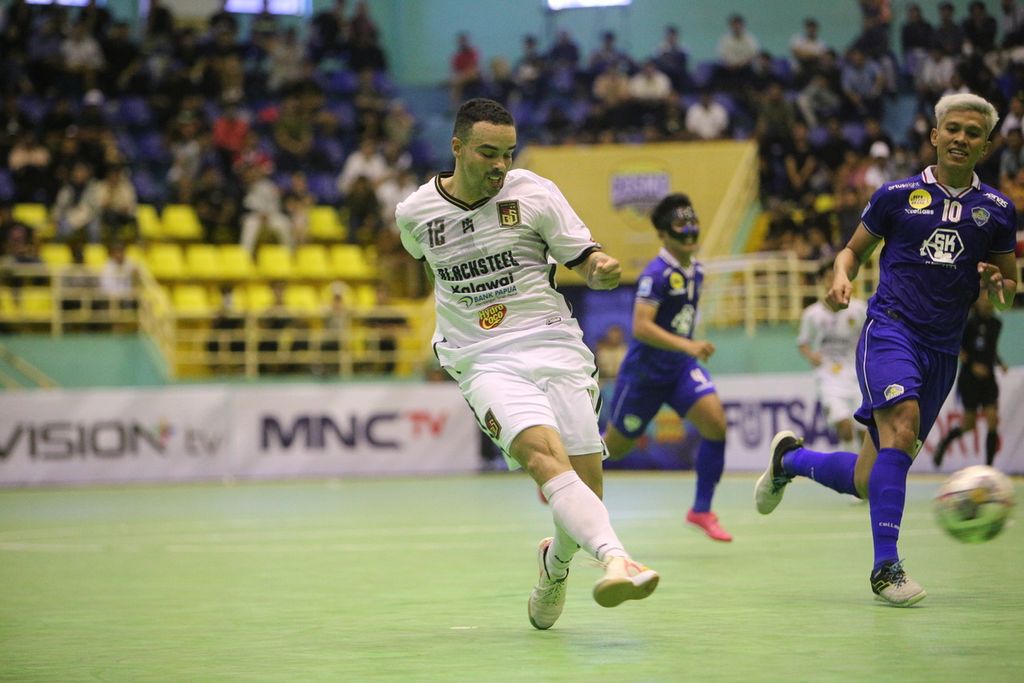 Pemain Black Steel FC, Diego Rodrigo, menendang bola dalam seri pertama Liga Futsal Profesional Indonesia 2023 di GOR POPKI, Cibubur, Jakarta, Sabtu (7/1/2023). Black Steel FC menang telak atas Radit FC dengan 5-0.