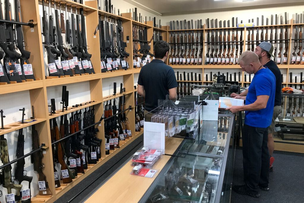 Berbagai jenis senjata dan aksesorinya dipajang di sebuah toko senjata di Christchurch, Selandia Baru, yang dikenal dengan toko senjatanya, Selasa (19/3/2019). 