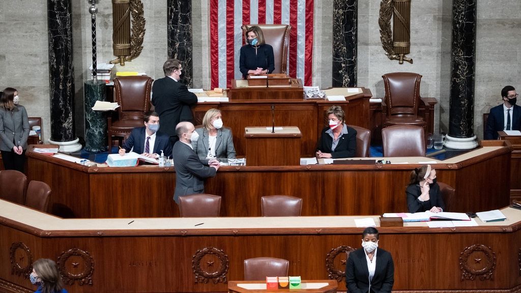 Ketua DPR AS Nancy Pelosi (tengah belakang) memimpin pemungutan suara dalam upaya memakzulkan Presiden AS Donald Trump di Gedung Capitol, Washington, Rabu (13/1/2021). 