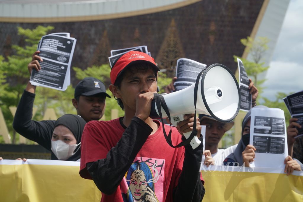 Koordinator lapangan aksi berorasi dalam unjuk rasa yang digelar anggota Aliansi Jurnalis Independen (AJI) Padang dan perwakilan lembaga pers mahasiswa di Kota Padang, Sumatera Barat, Senin (5/12/2022), 