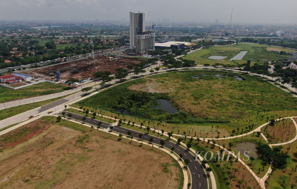Ruang terbuka hijau yang disiapkan untuk taman hutan EleVee Condominium di Alam Sutera, Kota Tangerang, Banten, Senin (5/2/2024).