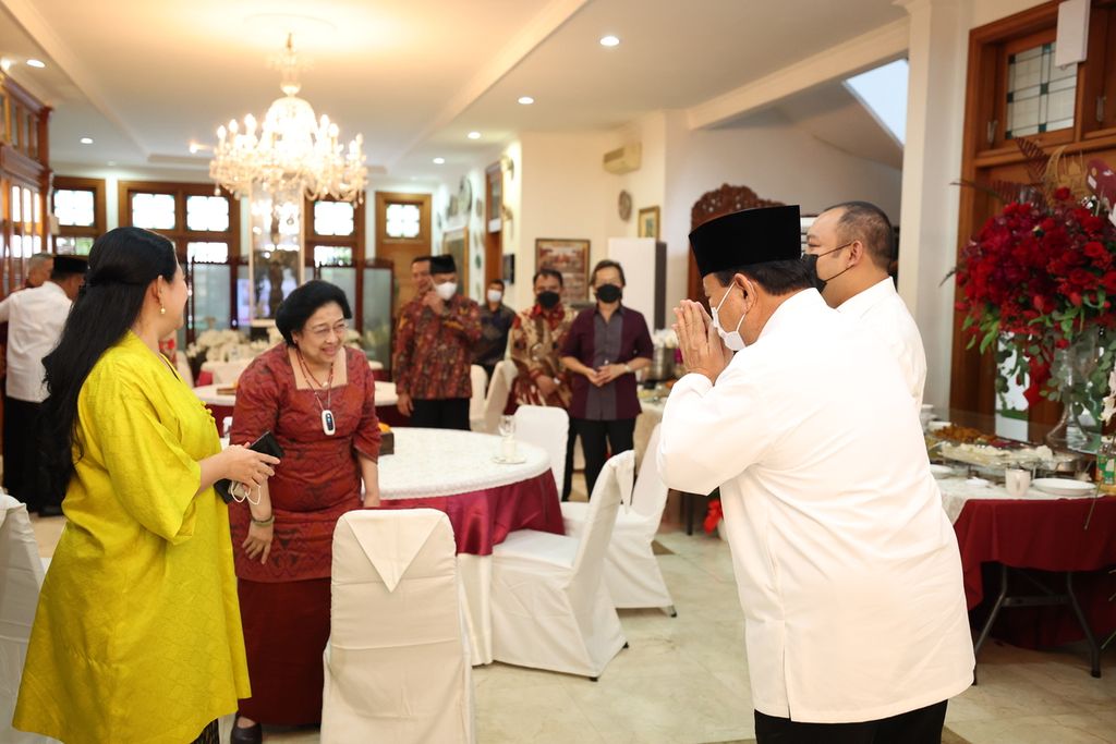 Ketua Umum Partai Gerindra Prabowo Subianto berkunjung ke kediaman Ketua Umum PDI-P Megawati Soekarnoputri di Jalan Teuku Umar, Jakarta, 2 Mei 2022. Kedatangan Prabowo disambut langsung oleh Megawati dan putrinya yang juga Ketua DPR, Puan Maharani.