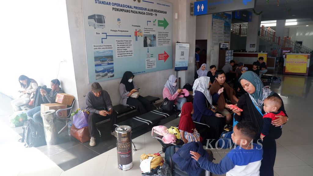 Pemudik menunggu keberangkatan bus antarkota antarprovinsi di Terminal Tipe A Gambut Barakat, Kecamatan Gambut, Kabupaten Banjar, Kalimantan Selatan, Kamis (4/4/2024). 