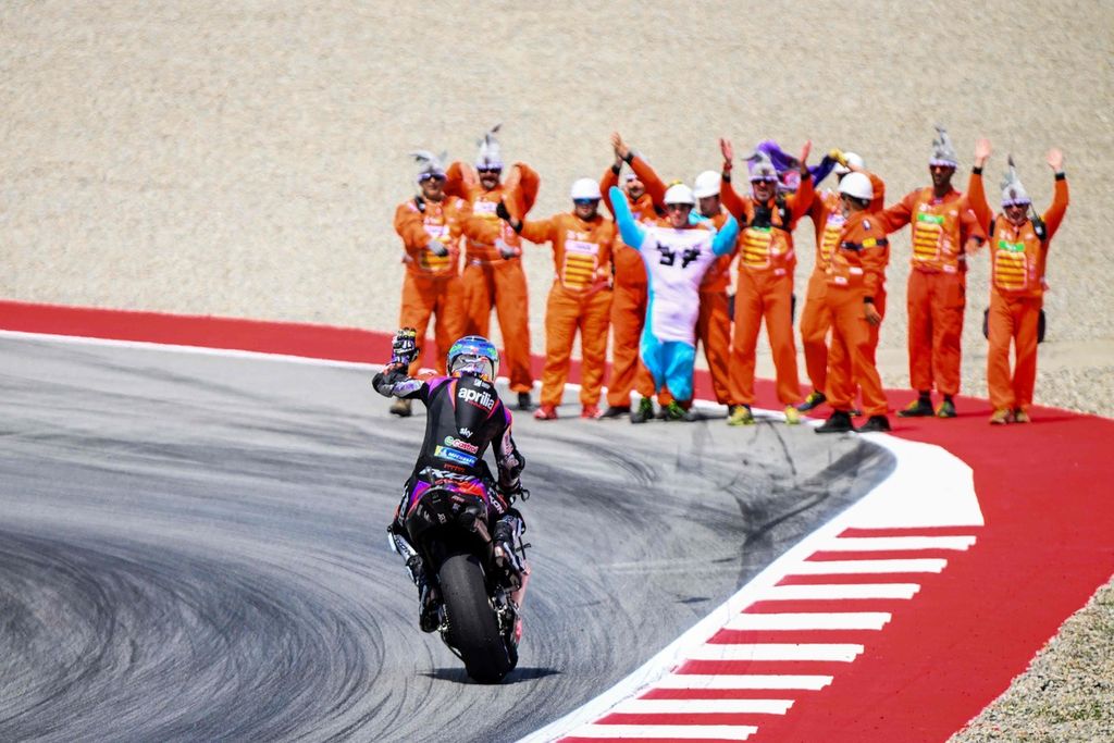 Pebalap MotoGP dari tim Aprilia, Aleix Espargaro, merayakan kemenangannya dalam balapan sprint di Sirkuit Barcelona-Catalunya, Montmelo, Sabtu (25/5/2024). 