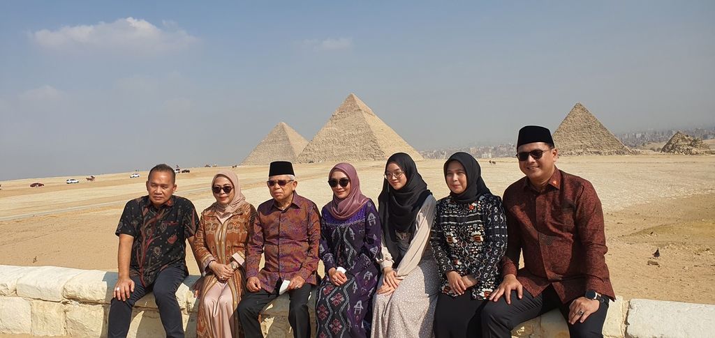Wakil Presiden Maruf Amin dan Nyonya Wury memanfaatkan waktu di sela lawatan dengan berkunjung ke kompleks Piramida Giza, Kairo, Mesir, Sabtu (5/11/2022). Setelah mengamati kompleks bangunan raksasa ini, foto bersama dilakukan. Salah satunya foto bersama keluarga, yakni Muhamad Syahid (kiri), Siti Marifah (kedua dari kiri), Najla (ketiga dari kanan), Siti Hannah (kedua dari kanan), dan Eno Syafrudien (kanan).