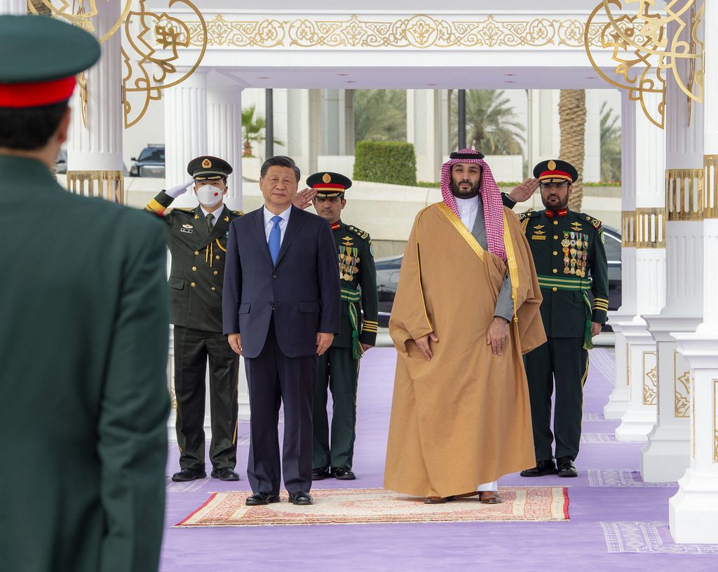 Putra Mahkota Arab Saudi Pangeran Mohammed bin Salman menyambut kunjungan Presiden China Xi Jinping di Riyadh, Arab Saudi, 8 Desember 2022. 
