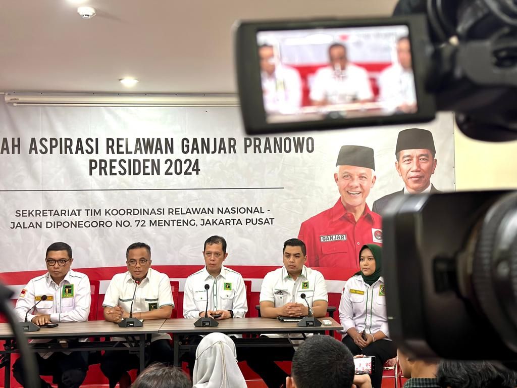 Sekjen PPP M Arwani Thomafi (dua dari kiri) memaparkan hasil rapat konsolidasi PDI-P, PPP, dan Perindo itu dilakukan di Rumah Aspirasi Relawan Ganjar Pranowo, Jakarta, Kamis (6/7/2023).