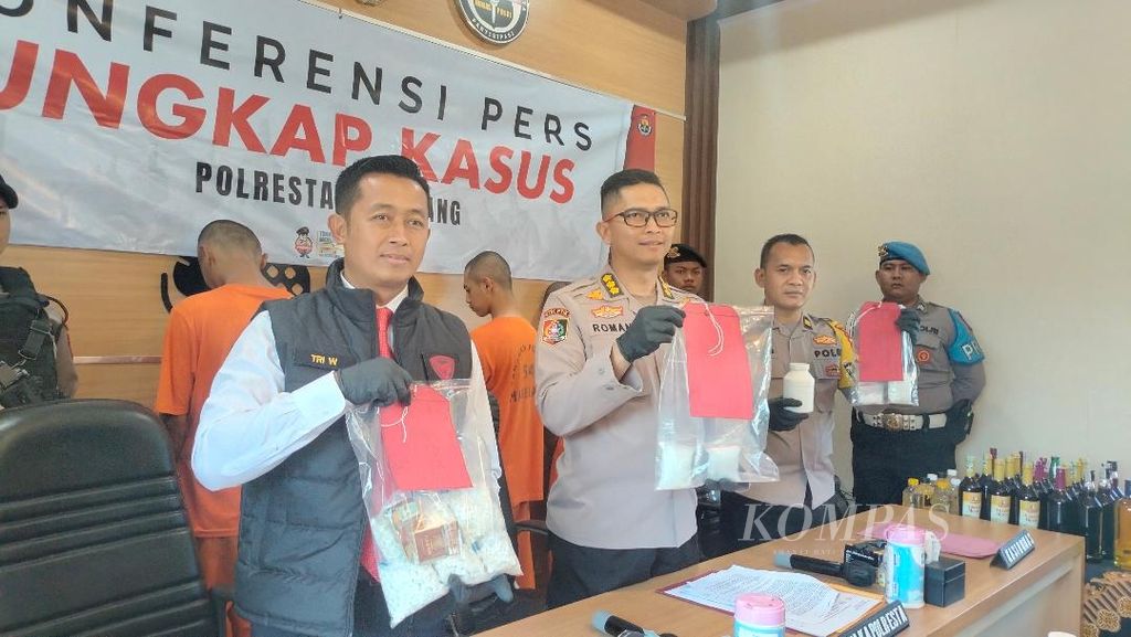 Jajaran Polresta Magelang menunjukkan sejumlah barang bukti yang berhasil disita dari para pelaku pengedar narkotika dan obat-obatan berbahaya, Senin (15/7/2024).