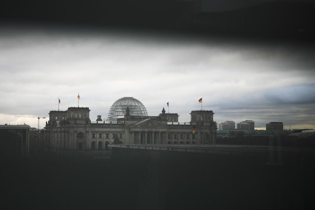 Gedung Bundestag (parlemen Jerman), Reichstag Building, difoto di Berlin, Jerman, 7 Desember 2022. Kelompok ekstrem kanan diduga akan menyerang gedung tersebut. Sebanyak 25 orang ditangkap terkait hal itu.