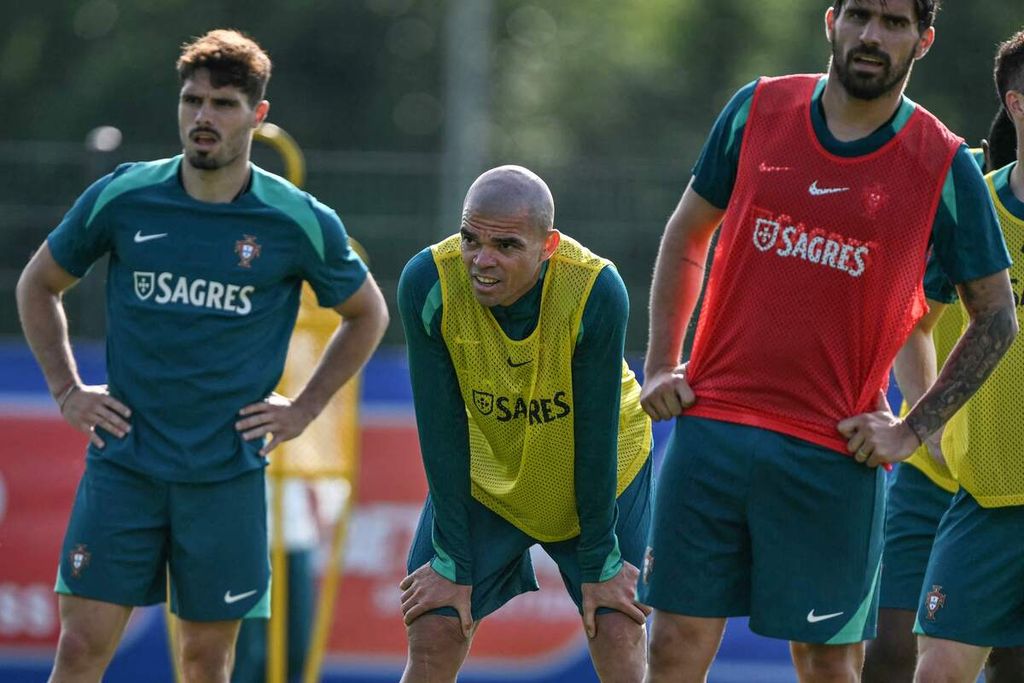 Bek Portugal Pepe (tengah) dalam sesi latihan pada 28 Juni 2024 jelang laga 16 besar lawan Slovenia, Selasa (2/7/2024) dini hari WIB. 