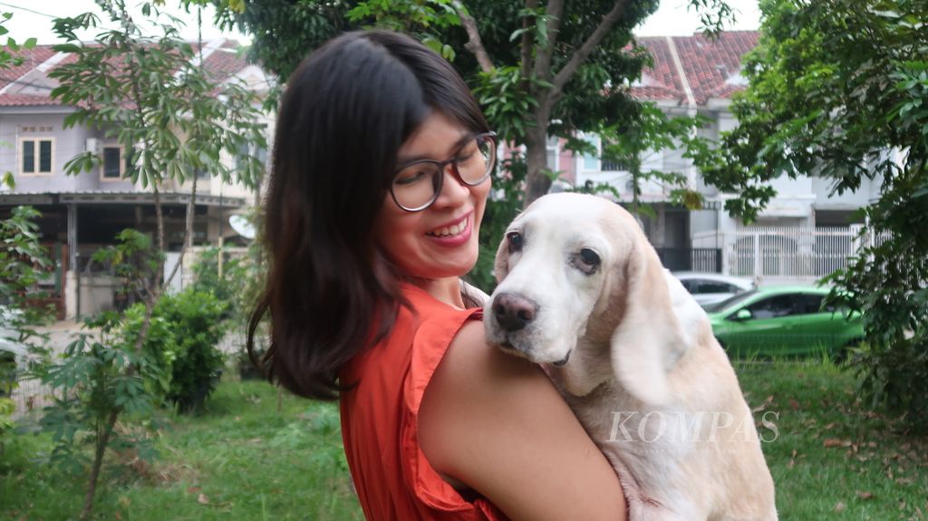 Cindy Silviana Sukma (35), karyawan swasta di perusahaan modal ventura, berpose bersama anjing peliharaannya, Chelsea, di rumahnya, Kalideres, Jakarta Barat, Sabtu (15/7/2023).