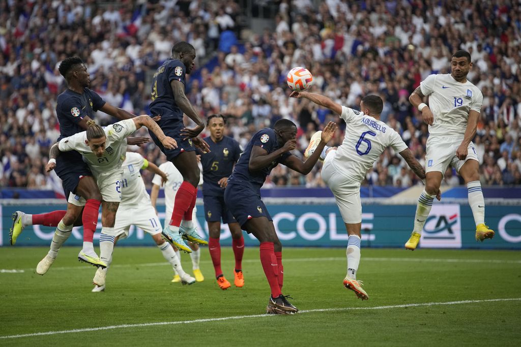 Bek Perancis Dayot Upamecano (tengah) menyundul bola dari sepak pojok yang nyaris merobek gawang Yunani dalam kualifikasi Piala Eropa 2024 di Stadion Stade de France, Saint Denis, Perancis, Selasa (20/6/2023) dini hari WIB. Perancis menang 1-0 pada laga itu melalui gol Kylian Mbappe 
