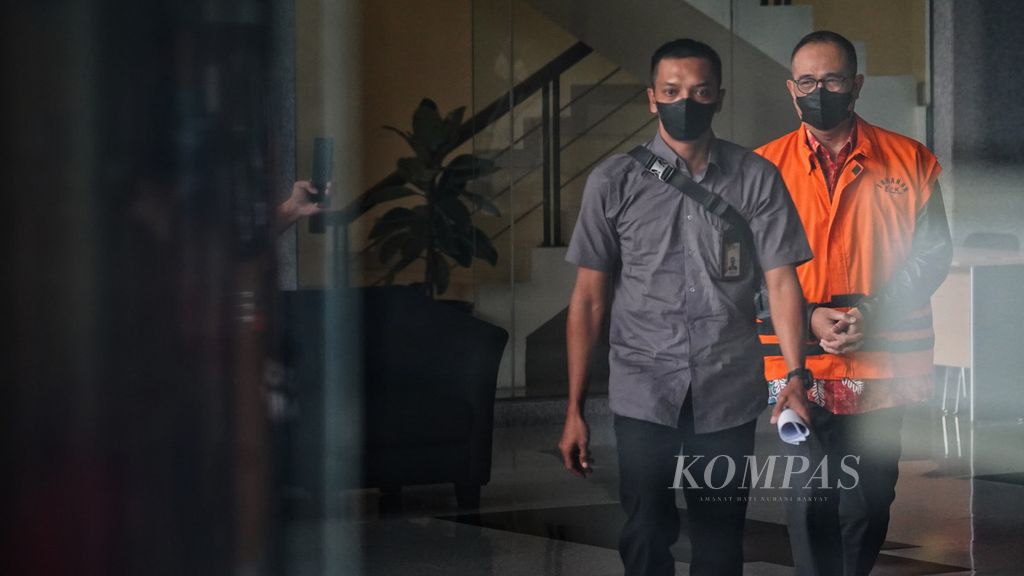 Tersangka Rafael Alun Trisambodo digiring menuju kendaraan tahanan di Gedung Komisi Pemberantasan Korupsi (KPK), Jakarta, seusai menjalani pemeriksaan, Senin (10/4/2023). 