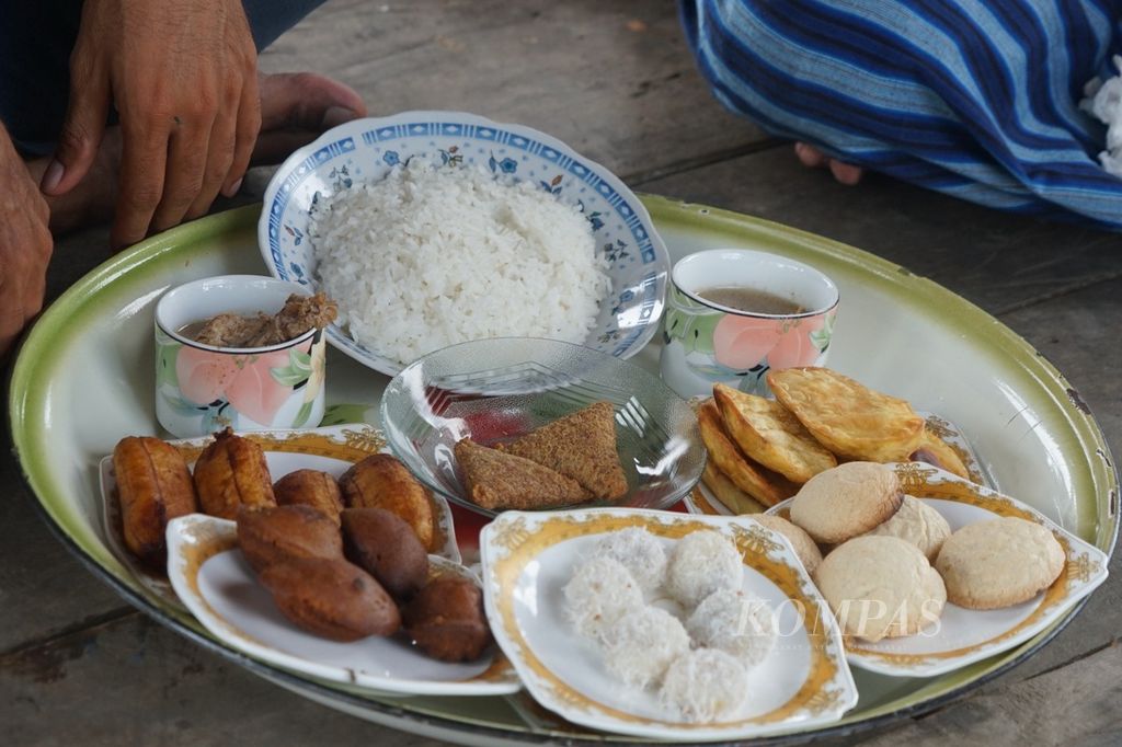 Ayam <i>nasu wolio</i>, ikan <i>dole</i>, dan berbagai masakan lain disajikan secara adat dalam dokumentasi Pusaka Rasa Nusantara di Baubau, Sulawesi Tenggara, Rabu (22/11/2023). Masakan ini merupakan resep yang diturunkan selama bergenerasi dan makanan wajib dalam berbagai kegiatan adat.