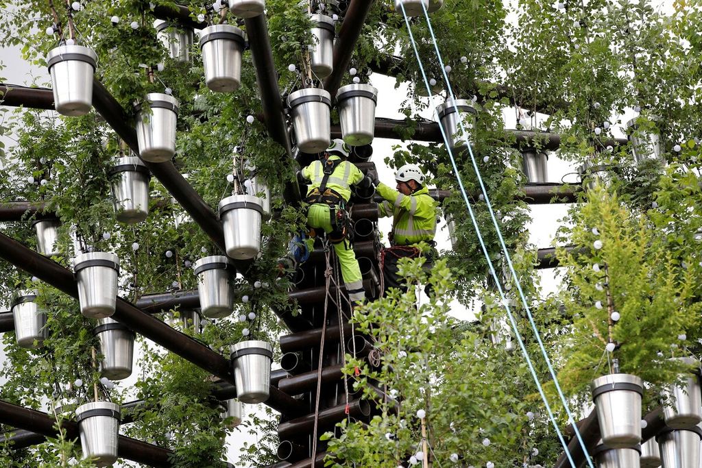 Para pekerja menyelesaikan tahap akhir Green Canopy di Istana Buckingham di London, 24 Mei 2022, menjelang perayaan Platinum Jubilee.