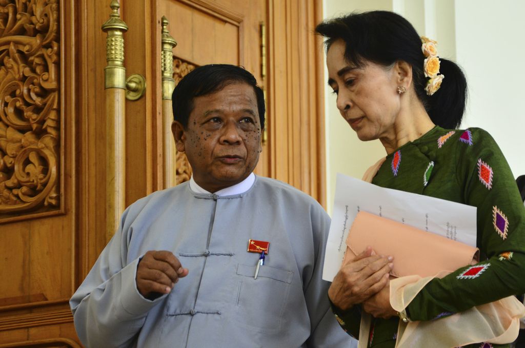 Dalam foto arsip terlihat Zaw Myint Maung (kiri). tahanan politik dan kolega dekat pemimpin Liga Nasional untuk Demokrasi (NLD) Myanmar, Aung San Suu Kyi. Keduanya tengah berbicara di parlemen di Naypyidaw, Myanmar, 23 Juni 2015. 