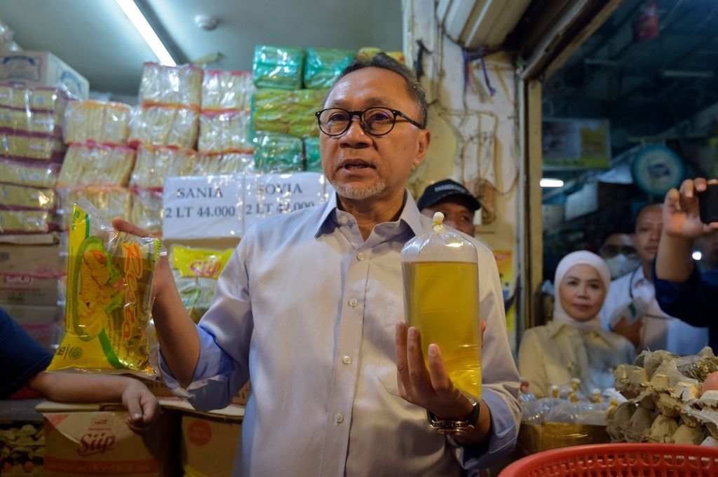 Menteri Perdagangan Zulkifli Hasan memantau harga bahan pangan pokok di Pasar Cibubur, Jakarta Timur, Kamis (16/6/2022).