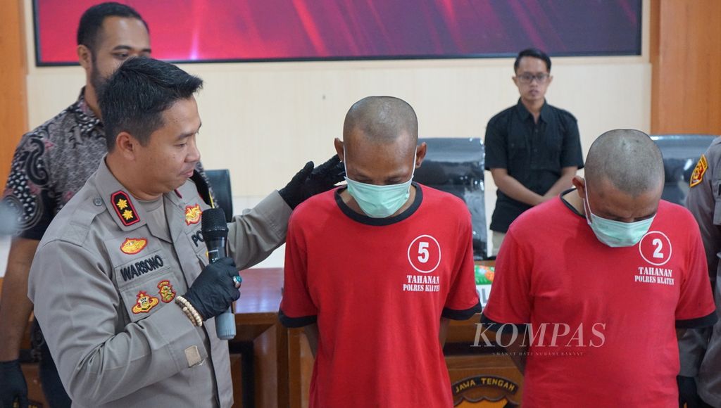 Beny Prayoga (second from left) when questioned by police officers in uncovering the case at Klaten Police, Central Java, Tuesday (14/5/2024).