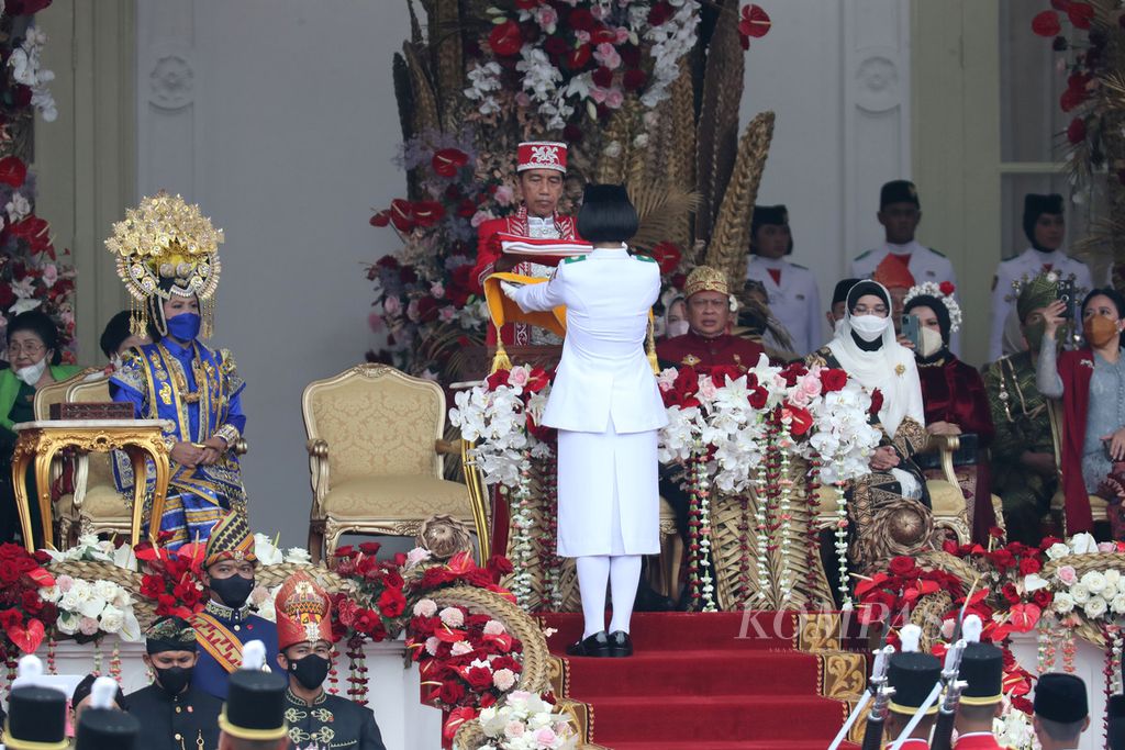 Presiden Joko Widodo menyerahkan bendera Merah Putih kepada Pasukan Pengibar Bendera Pusaka (Paskibraka) untuk dikibarkan dalam Upacara Peringatan Detik-detik Proklamasi Kemerdekaan RI di Istana Merdeka, Jakarta, Rabu (17/8/2022).