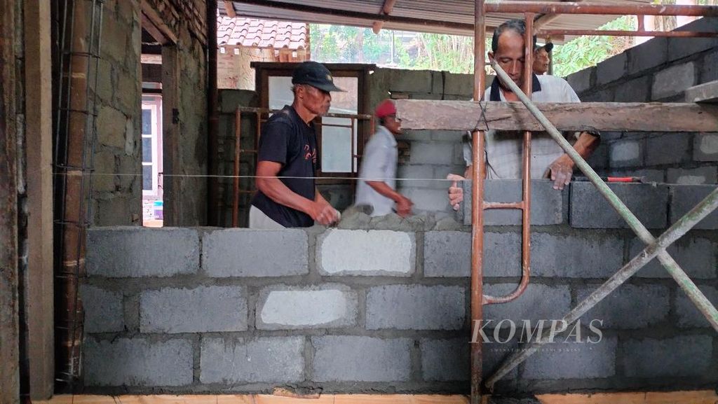Sejumlah warga bergotong royong memperbaiki salah satu rumah yang terdampak gempa di Dusun Bangen, Kelurahan Bangunjiwo, Kecamatan Kasihan, Bantul, DIY, Minggu (2/7/2023).
