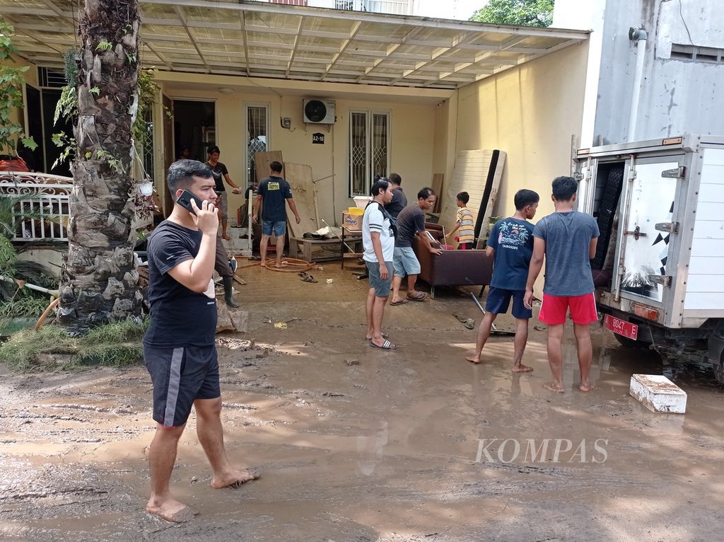 Warga membersihkan sisa-sisa banjir setinggi 5 meter di Kompleks Padma Raya, Kota Serang, Banten, Rabu (2/3/2022).