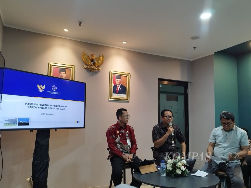Pelaksana Harian Direktur Angkutan Jalan sekaligus Kepala Subdirektorat Angkutan Multimoda dan Antarmoda Iman Sukanda (kiri) dan Direktur Angkutan Udara Direktorat Jenderal Perhubungan Udara Kementerian Perhubungan Putu Eka Cahyadi (tengah) memberikan keterangan kepada wartawan di Jakarta, Jumat (15/9/2023).