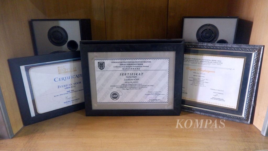 Beberapa sertifikat dan piagam penghargaan milik pendiri sekaligus Ketua Koperasi Dermawan Indo, Zulrifan Noor, di Tanjung, Kabupaten Tabalong, Kalimantan Selatan, Senin (10/7/2023).