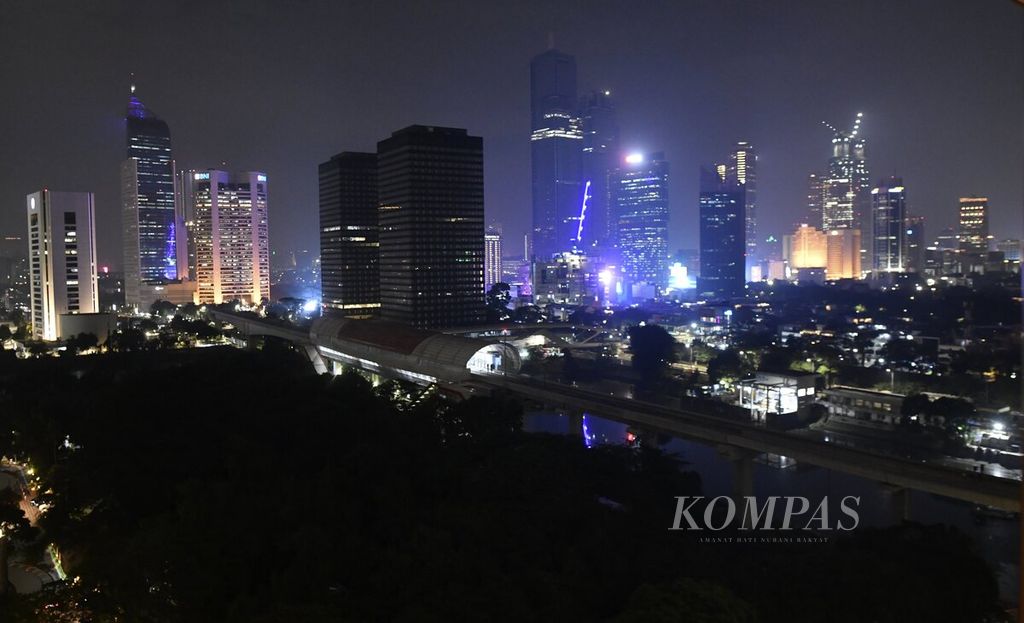 Panorama gedung-gedung bertingkat di Jakarta (18/1/2023) malam. Kondisi perekonomian global di tahun 2023 diprediksi penuh ketidakpastian. Bank Dunia mempoyeksikan pertumbuhan ekonomi dunia tahun ini turun tajam menjadi 1,7 persen dari sebelumnya 3 persen. Di tengah gejolak tersebut perekonomian Indonesia dinilai tetap tumbuh positif sebesar 4,8 persen. 