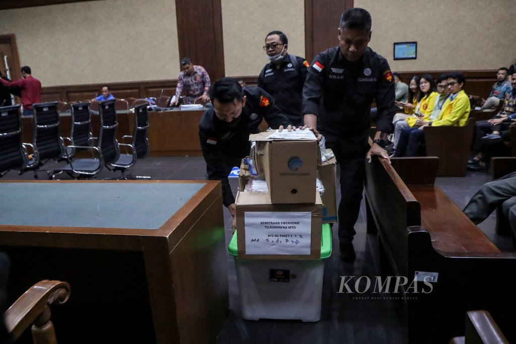 Petugas Kejaksaan Agung membawa barang bukti dalam lanjutan sidang kasus Korupsi BTS 4G di Pengadilan Tindak Pidana Korupsi (Tipikor), Jakarta, Kamis (25/7/2023). 